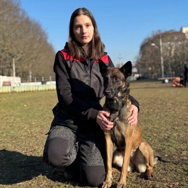 Mariia Romanova in pes Pulya (Пуля)