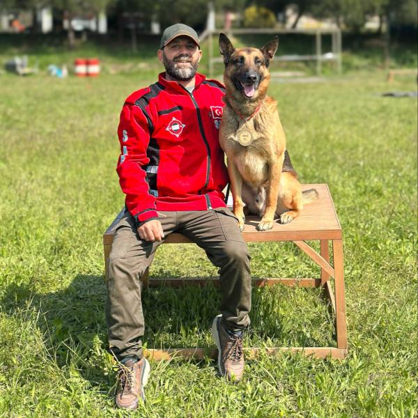 Cem Anbak in pes Alfa 