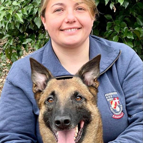 Cara Tutschek in pes Loki